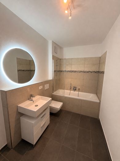 Modernes Wohnen mit gro&szlig;z&uuml;gigem Balkon und Tiefgaragenstellplatz. Barrierefrei