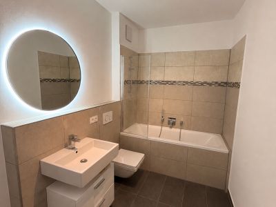 Modernes Wohnen mit gro&szlig;z&uuml;gigem Balkon und Tiefgaragenstellplatz. Barrierefrei