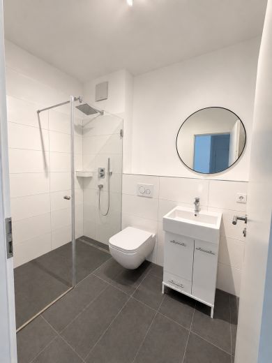 Modernes Wohnen mit gro&szlig;z&uuml;gigem Balkon und Tiefgaragenstellplatz. Barrierefrei