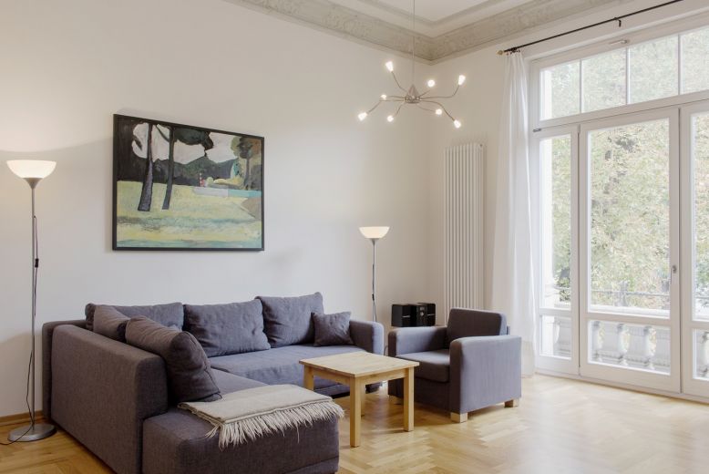 M&ouml;blierte 1,5-Zimmer-Altbauwohnung am Flo&szlig;platz &ndash; 5 m Decken & Aufzug