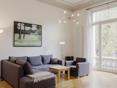 M&ouml;blierte 1,5-Zimmer-Altbauwohnung am Flo&szlig;platz &ndash; 5 m Decken & Aufzug