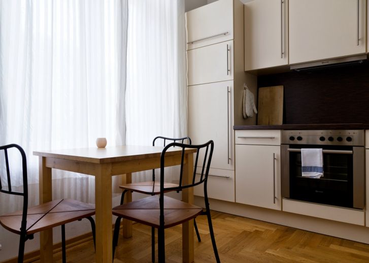 M&ouml;blierte 1,5-Zimmer-Altbauwohnung am Flo&szlig;platz &ndash; 5 m Decken & Aufzug