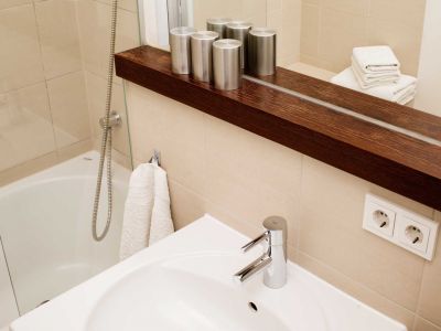 M&ouml;blierte 1,5-Zimmer-Altbauwohnung am Flo&szlig;platz &ndash; 5 m Decken & Aufzug