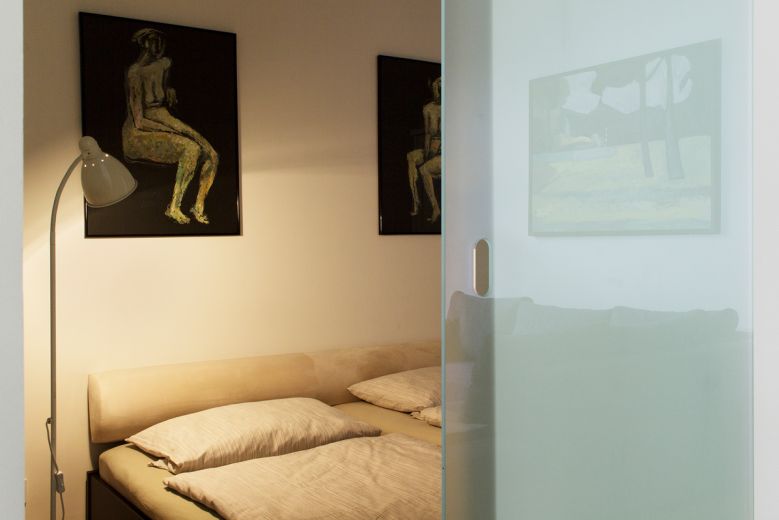 M&ouml;blierte 1,5-Zimmer-Altbauwohnung am Flo&szlig;platz &ndash; 5 m Decken & Aufzug