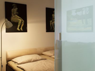 M&ouml;blierte 1,5-Zimmer-Altbauwohnung am Flo&szlig;platz &ndash; 5 m Decken & Aufzug