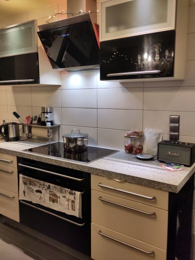 Liebevoll möbliertes Zimmer mit eigenem Bad für eine Frau