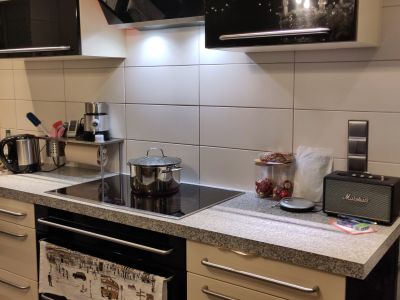 Liebevoll möbliertes Zimmer mit eigenem Bad für eine Frau