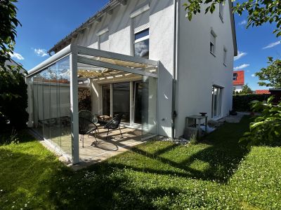 Sch&ouml;ne Doppelhaush&auml;lfte mit Garten