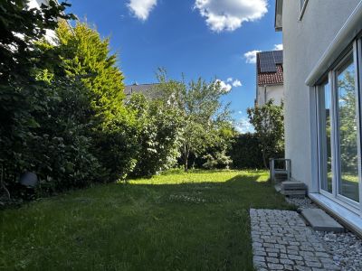 Sch&ouml;ne Doppelhaush&auml;lfte mit Garten