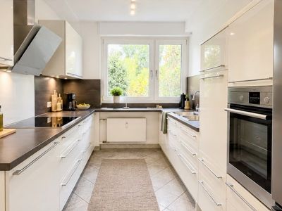 Niederkassel: 4,5- Zimmer-Garten-Wohnung mit 2 Garagenstellpl&auml;tzen in Premiumlage
