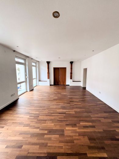 Unterbilk: Helle 3-Zimmer-Wohnung mit Sauna und Kamin