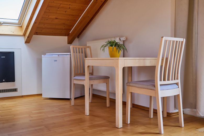 M&ouml;biliertes Apartment mit Balkon in Gro&szlig;karolinenfeld