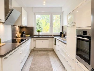 Niederkassel: 4,5- Zimmer-Garten-Wohnung mit 2 Garagenstellpl&auml;tzen in Premiumlage