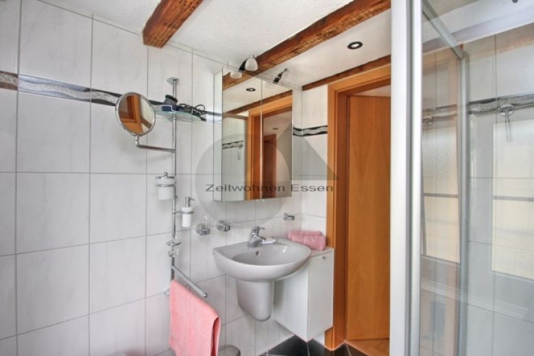 ZeitwohnKontor: Hochwertig im modernen Landhausstil: 2-Raumwhg mit Balkon in ruhiger, zentraler Lage