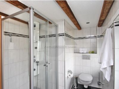 ZeitwohnKontor: Hochwertig im modernen Landhausstil: 2-Raumwhg mit Balkon in ruhiger, zentraler Lage